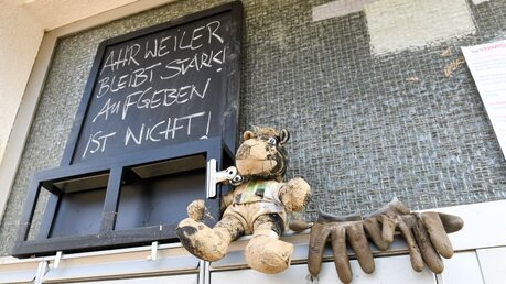 Schiefertafel mit der Aufschrift "Ahrweiler bleibt stark! Aufgeben ist nicht!" / © Harald Oppitz (KNA)