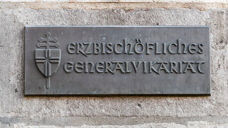 Schild am Eingang des Generalvikariats des Erzbistums Köln / © Harald Oppitz (KNA)