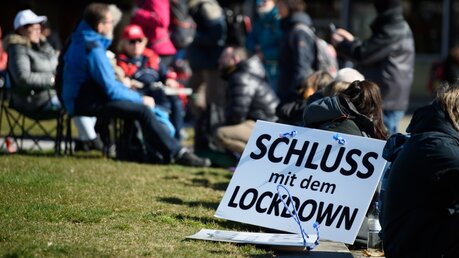 "Schluss mit dem Lockdown" steht auf einem Plakat einer Demonstration in Kassel / © Swen Pförtner (dpa)