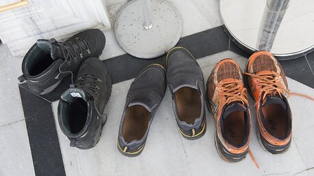 Schuhe müssen vor dem Moscheebesuch ausgezogen werden / © Paul Zinken (dpa)