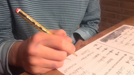 Ein Schulkind übt das Schreiben – Ist die Handschrift noch zeitgemäß? / © Privat