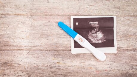 Schwangerschaftstest und Ultraschallbild / © Pikul Noorod (shutterstock)
