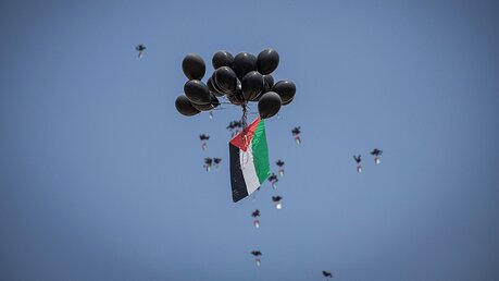 Schwarze Luftballons mit palästinensischen Fahnen steigen über Ramallah auf / © Oren Ziv (dpa)
