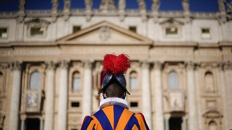 Schweizergardist vor dem Petersdom / © Andrew Medichini (dpa)