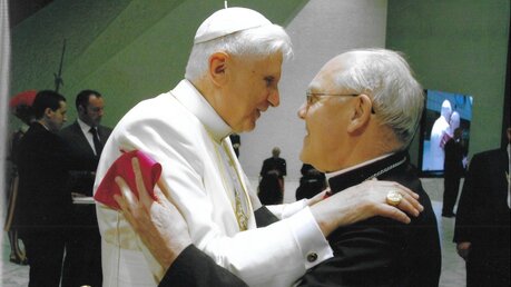 Seit Studientagen miteinander verbunden: Benedikt XVI. und Weihbischof em. Dr. Klaus Dick. (L’Osservatore Romano)