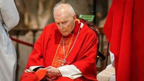 In sich versunken: Der ehemalige Kardinal Theodore McCarrick / © Paul Haring (KNA)