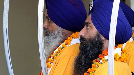 Sikhs mit den typischen Bärten und Turban / © Rahat Dar (dpa)
