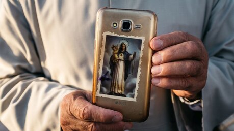 Vor der Papstreise in den Irak: Smartphone mit Marienaufkleber / © Jean-Matthieu Gautier (KNA)