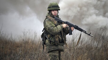 Soldat der russischen Armee nahe der ukrainischen Grenze / © Uncredited/AP (dpa)