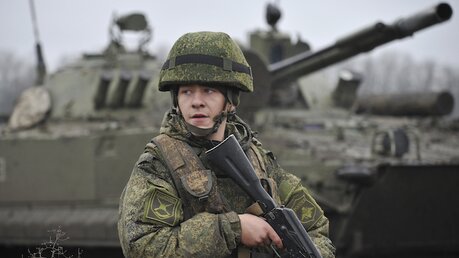 Soldat der russischen Armee während einer Übung  / © Uncredited/AP (dpa)