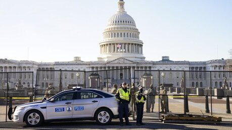 Soldaten und Polizeibeamte stehen vor dem US-Kapitol / © John Minchillo/AP (dpa)