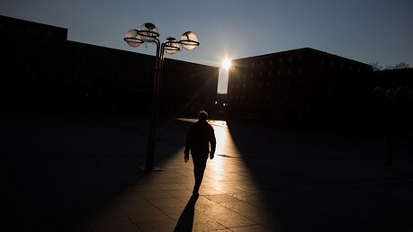 Sonnenaufgang am Kölner Roncalliplatz / © Rolf Vennenbernd (dpa)