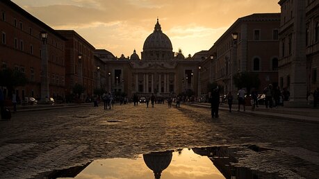 Zentrum des Vatikan: Der Petersdom / © Matteo Nardone (dpa)
