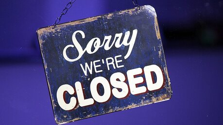Schild "Sorry we're closed" (Leider Geschlossen) an einem Geschäft / © Oliver Berg (dpa)