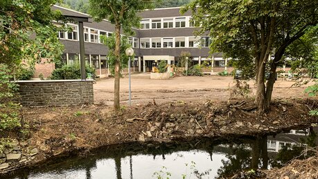 Von der Flut verwüstet: Das St. Angela-Gymnasium im Sommer 2021 / © Alexander Foxius (DR)