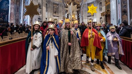 Sternsinger bei der Messe zu Neujahr mit Papst Franziskus im Petersdom / © Cristian Gennari (KNA)