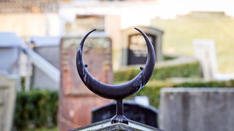 Symbol eines islamischen Halbmondes mit nach oben geöffneter Sichel auf einem Grabstein / © Markus Nowak (KNA)