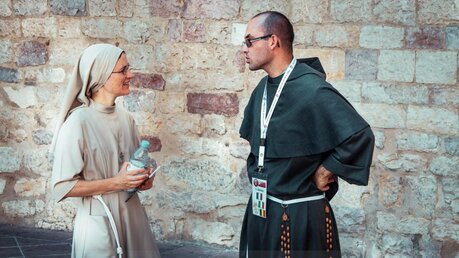 Symbolbild: Eine Ordensfrau und eine Ordensmann im Gespräch / © Angelo Cordeschi (shutterstock)