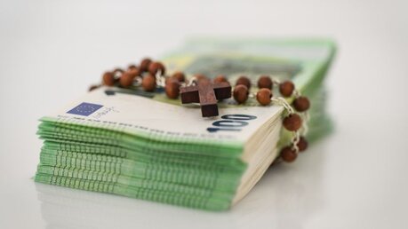 Symbolbild Geld und Kirche / © Julia Steinbrecht (KNA)