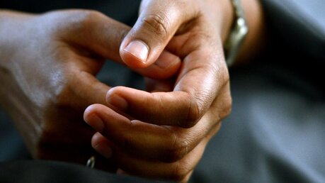 Symbolbild Hände einer Ordensfrau (KNA)