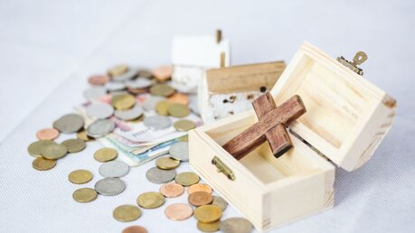Symbolbild: Kirche und Finanzen / © Freedom Studio (shutterstock)