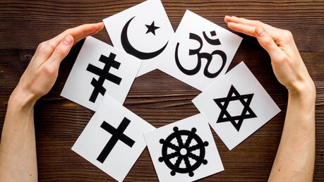 Symbolbild Religionen Islam, Judentum und Christentum / © 9 dream studio (shutterstock)