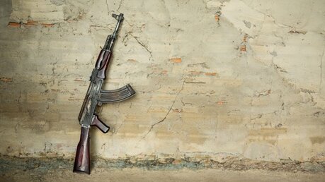 Symbolbild Terror: Ein Sturmgewehr lehnt an einer Wand / © 271 EAK MOTO (shutterstock)