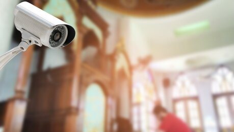Symbolbild: Überwachungskamera in einer Moschee / © nuruddean (shutterstock)
