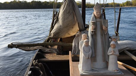 Symbolischen Überführung des heiligen Martin auf der Loire / © Alexander Brüggemann (KNA)