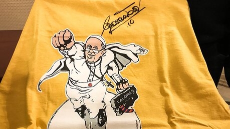 T-Shirt mit Papst-Graffiti: Franziskus als Superman / © Stefanie Stahlhofen (KNA)