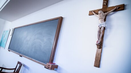 Tafel und Kruzifix in einem Hörsaal / © Cristian Gennari/Romano Siciliani (KNA)