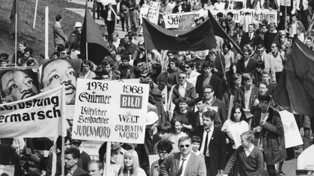Teilnehmer des Ostermarsches demonstrieren nach dem Attentat auf den Studentenführer Rudi Dutschke am 11. April 1968 / © Reiss (dpa)