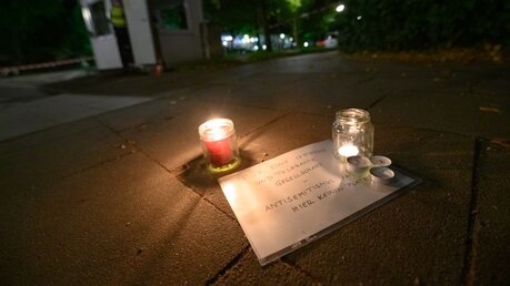 Trauer und Anteilnahme nach Angriff vor Hamburger Synagoge / © Jonas Walzberg (dpa)