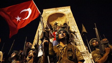 Türkisches Militär auf dem Taksim-Platz in Istanbul / © Sedat Suna (dpa)