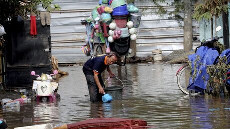 Überschwemmungen in Indonesien / © Tatan Syuflana (dpa)