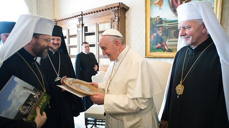 Papst Franziskus mit ukrainischen Bischöfen (KNA)