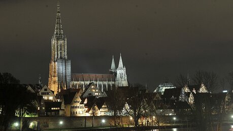 Der Ulmer Münster bei Nacht / © Stefan Puchner (dpa)