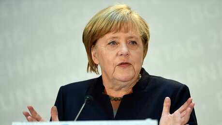 Angela Merkel (CDU) während einer Rede / © Maurizio Gambarini (dpa)