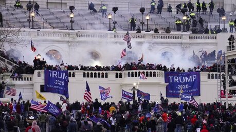 Unterstützer von US-Präsident Trump stürmen das Kapitol / © John Minchillo/AP (dpa)