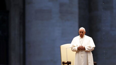 Papst Franziskus allein auf dem Petersplatz (dpa)