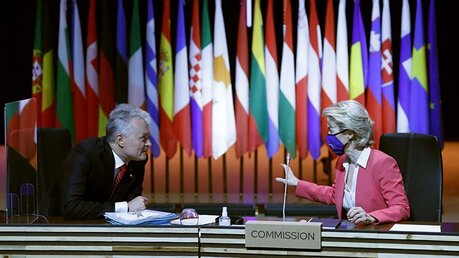 Ursula von der Leyen (r), Präsidentin der Europäischen Kommission, und Gitanas Nauseda, Präsident von Litauen, sprechen beim EU-Gipfel in Portugal miteinander. / © Francisco Seco/Pool AP/AP (dpa)