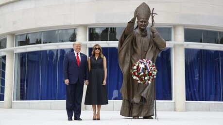 US-Präsident Donald Trump und seine Frau Melania neben einem Schrein von Papst Johannes Paul II. / © Patrick Semansky (dpa)
