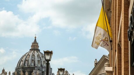 Vatikan-Flagge vor der Kuppel des Petersdoms / © Stefano Dal Pozzolo/Romano Siciliani (KNA)