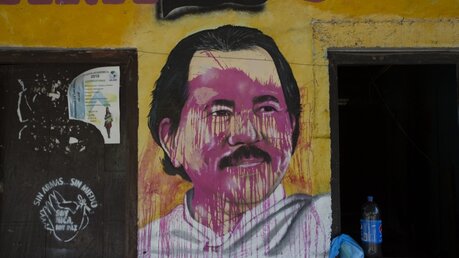 Verschmiertes Wandgemälde mit Gesicht des nicaraguanischen Präsidenten Ortega / © Moises Castillo (dpa)
