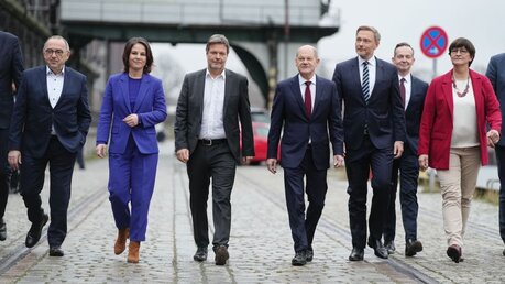 Vertreter von SPD, Grüne und FDP stellen neuen Koalitionsvertrag vor / © Kay Nietfeld (dpa)