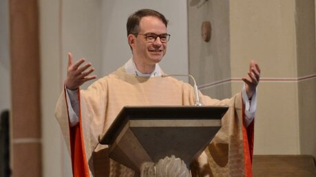 Vor seinem Wechsel nach Neuss Anfang September hat Pfarrer Andreas Süß Marc Isaak mit offenen Armen in die Kirche aufgenommen. / © Beatrice Tomasetti (DR)