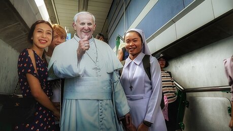 Vorfreude in Bangkok auf den Papst - hier noch als Pappaufsteller.  / © N.N. (privat)