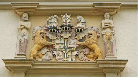 Wappen über dem Eingang des Deutschordensschloss in Bad Mergentheim (shutterstock)