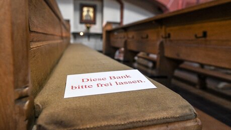 Wegen Corona: Hinweisschild in der Kirche / © Harald Oppitz (KNA)