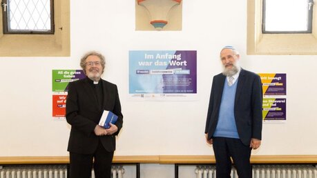 Weihbischof Rolf Steinhäuser und Rabbiner Yechiel Brukner vor den Plakaten / © Munns (Erzbistum Köln Presse)